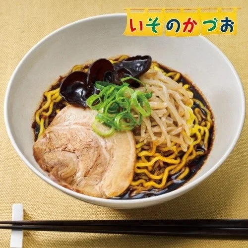 「いそのかづお」表記入り、黒いスープのラーメン