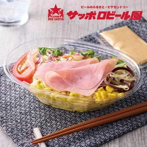 ハム、トマト、コーン、きくらげをのせた麺入りサラダ。サッポロビール園のロゴ入り