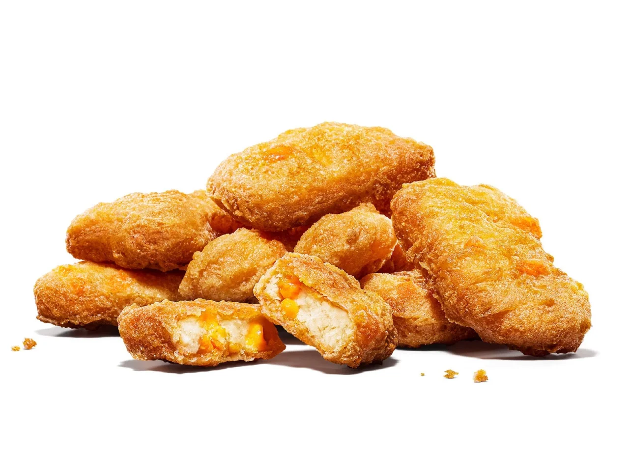 チーズチキンナゲットの山。1個は割れて中のチーズが見える