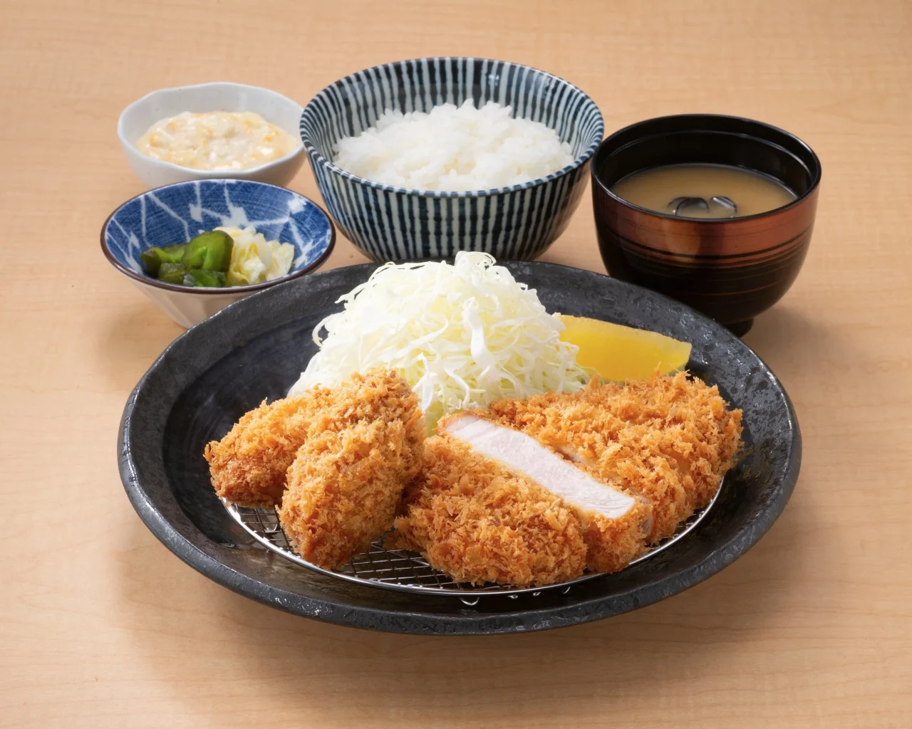 牡蠣フライ＆ロースかつ定食。ごはん、味噌汁、キャベツ付き