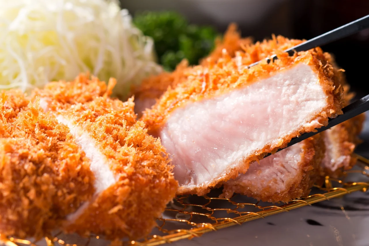 とんかつ神楽坂さくらのとんかつ。厚切りの断面と衣、千切りキャベツ