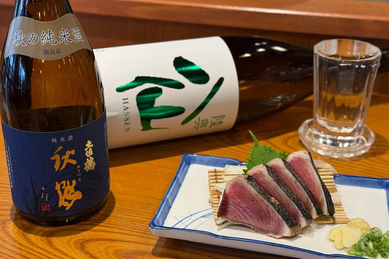 土佐鶴 純米酒 秋鶴の瓶と、盃、カツオのたたきの皿