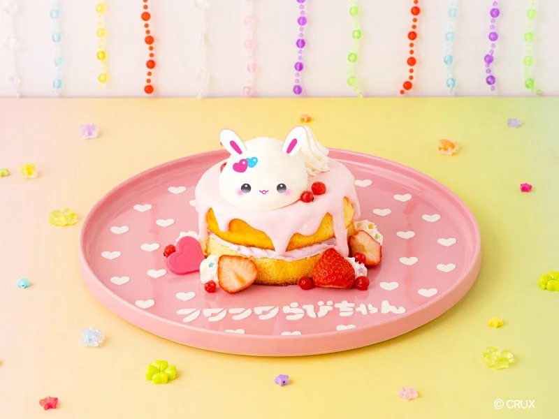 らびちゃんのラブリーベリーパンケーキ。ピンクのハート柄皿にうさぎ型アイスとイチゴ