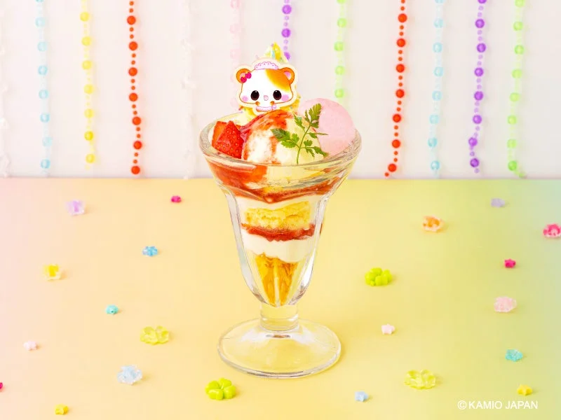 ハムハムcafeのファンシーパフェ。ハムスターのピックが載ったパフェ