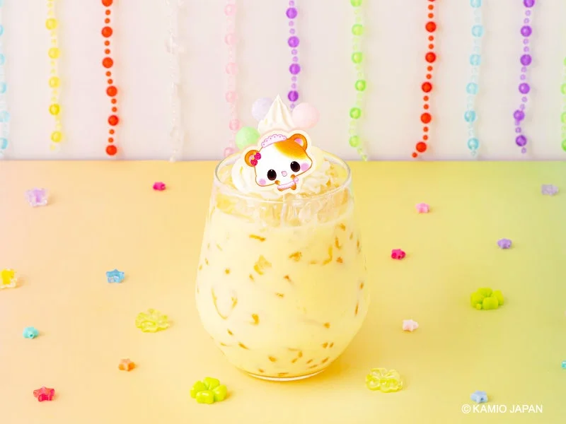 ハムハムcafeのフルーツオレ。ホイップとキャラクターピック付きのグラス