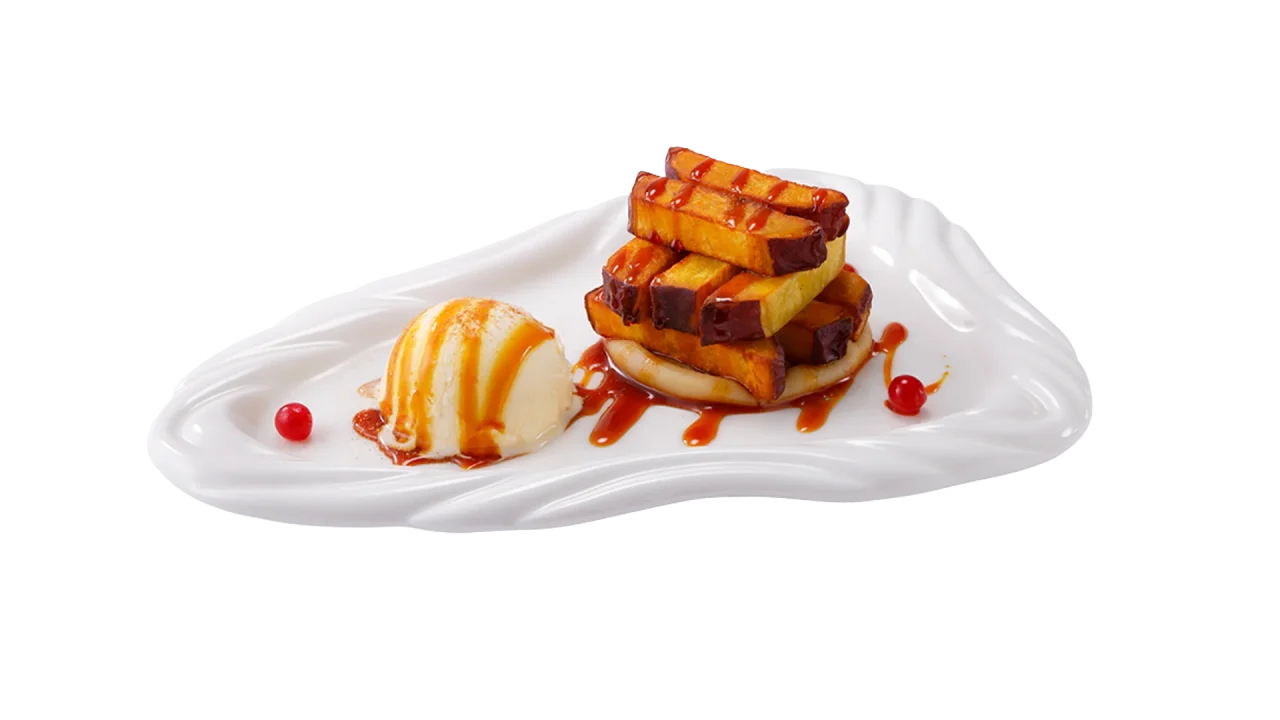 白い皿に盛られたフライドスイートポテトとバニラアイス