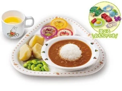 お子様低アレルゲンカレー。ご飯にカレー、じゃがいも、枝豆、ゼリー、ジュース付き