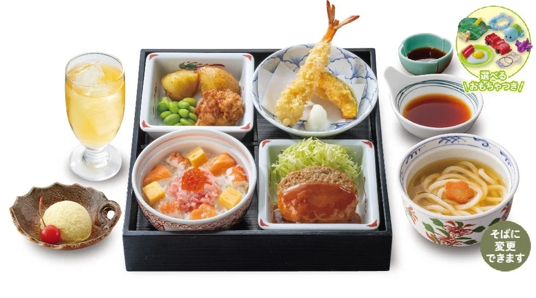 藍屋御膳ジュニア。ちらし寿司、天ぷら、ハンバーグ、うどんなどを黒い御膳に盛り付けた様子