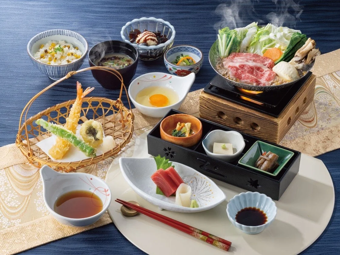 藍屋御膳。天ぷら、刺身、すき焼き風の鍋、小鉢、ご飯が並ぶ和食膳