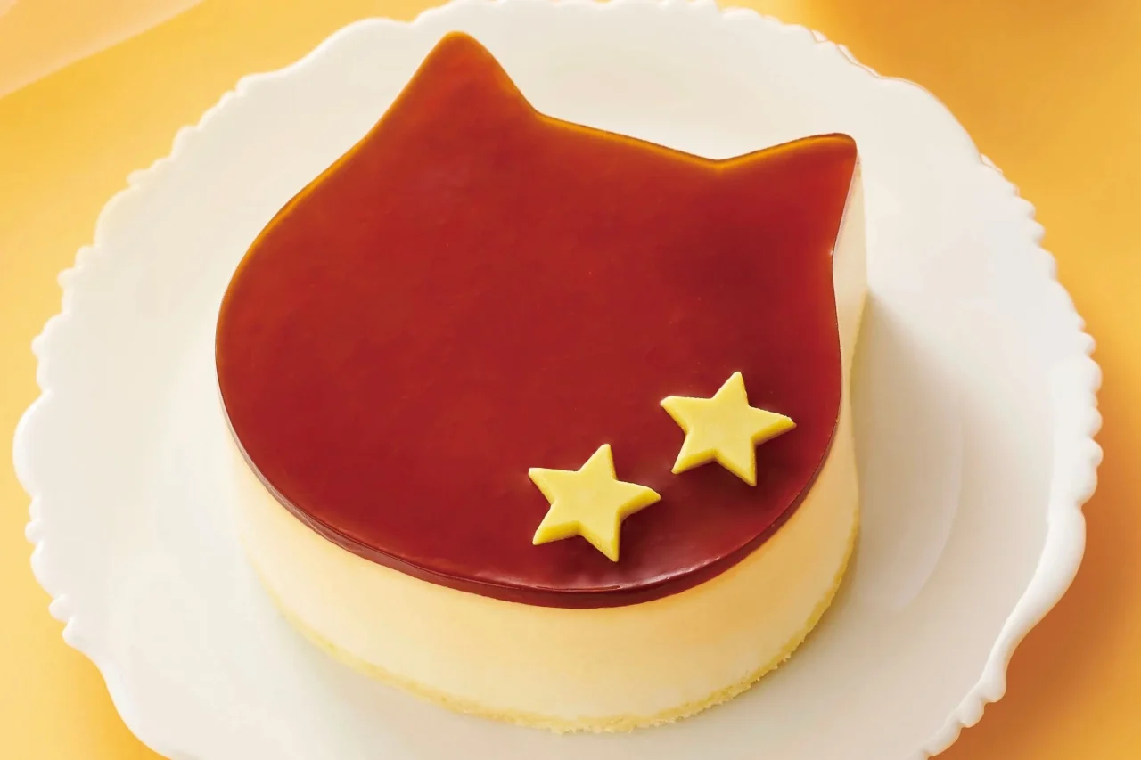 ねこねこプリンケーキ。茶色のカラメル面に黄色い星2つのねこ型ケーキ