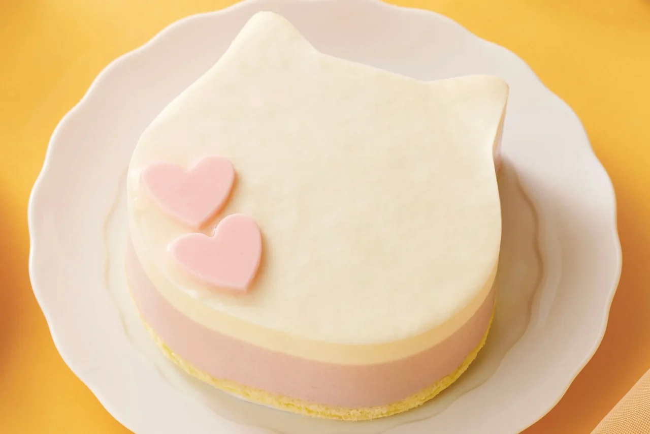 ねこねこいちごみるくケーキ。ハートが2つ載った白いねこ型ケーキ