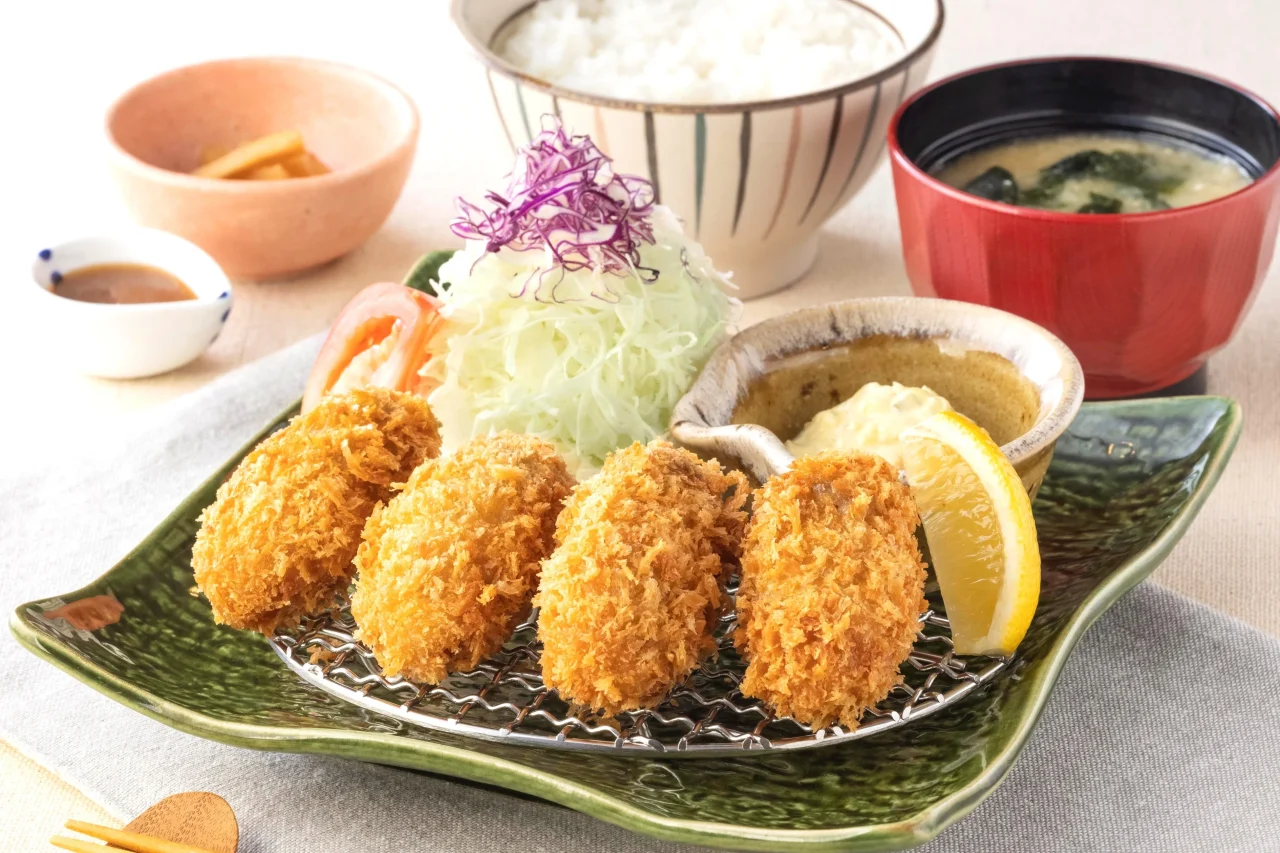 広島県産「大粒牡蠣フライ」定食。4個にレモンとタルタル、ご飯、味噌汁
