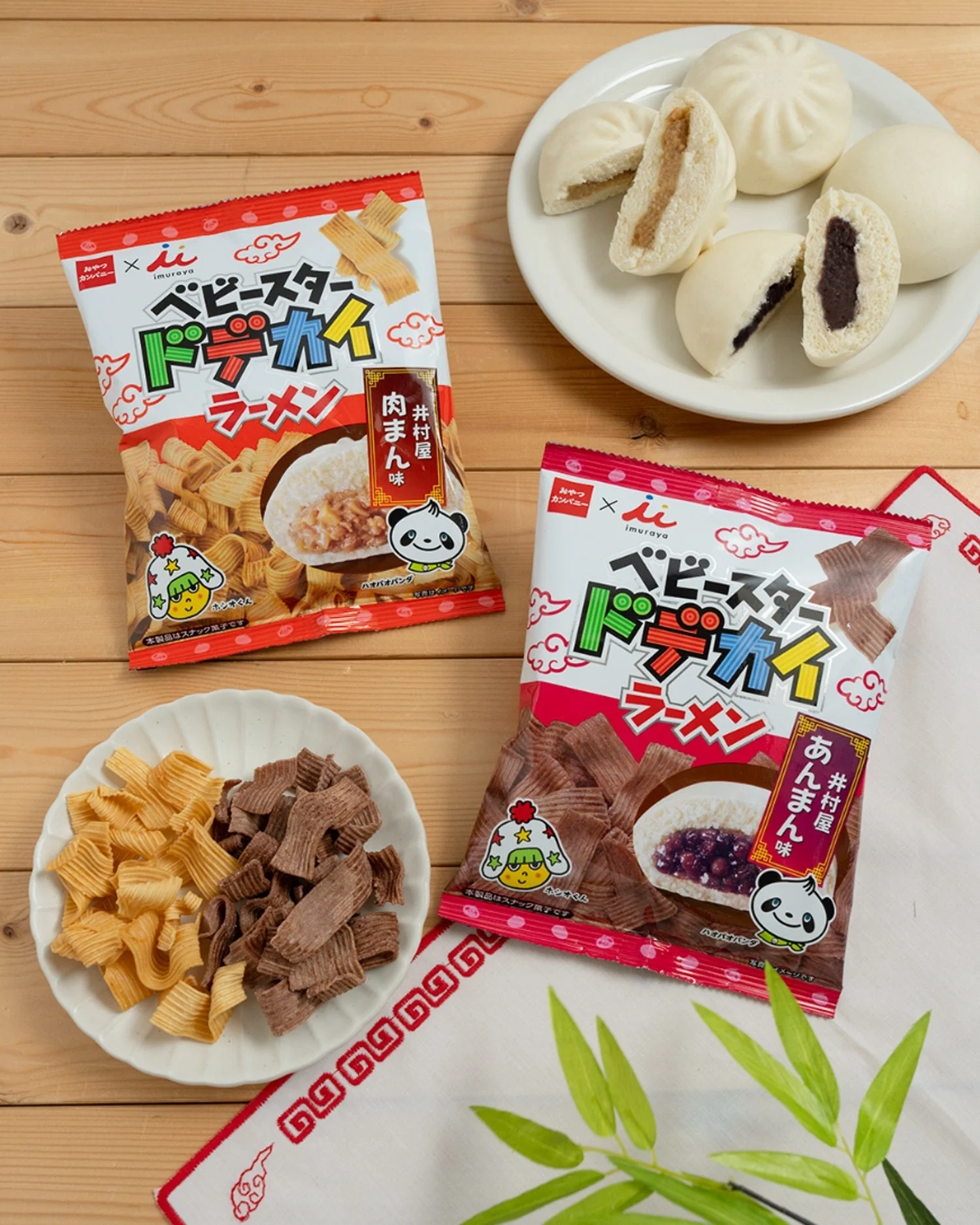 ベビースタードデカイラーメン井村屋肉まん味とあんまん味の2袋、皿の麺と肉まん