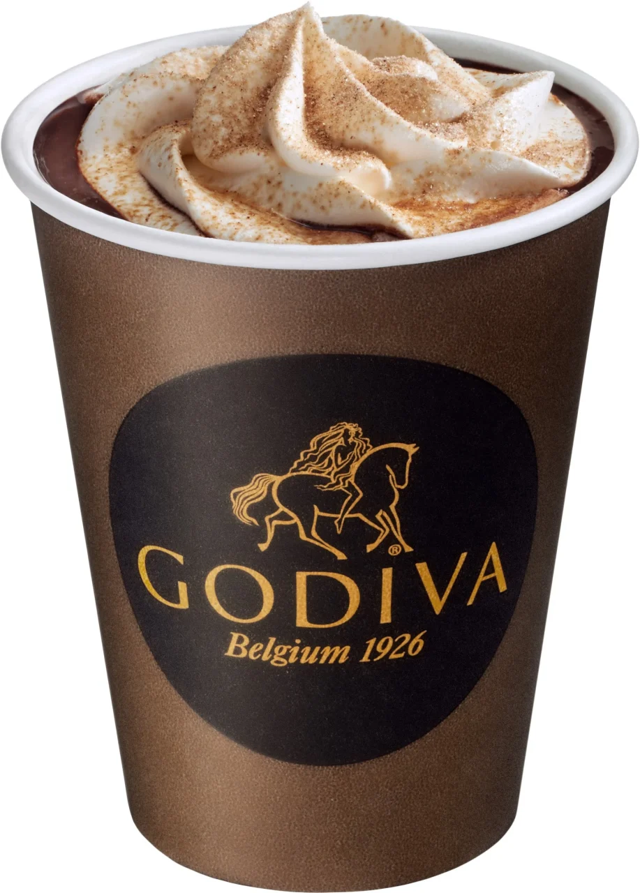 ホットショコリキサー スパイスチャイ。ホイップとパウダーをのせたGODIVAの茶色いカップ