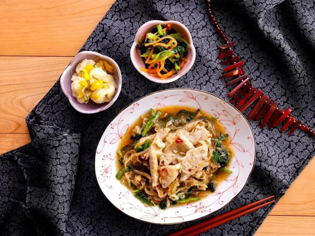 シビれる辛味のスタミナ豚しゃぶと小鉢の副菜2品