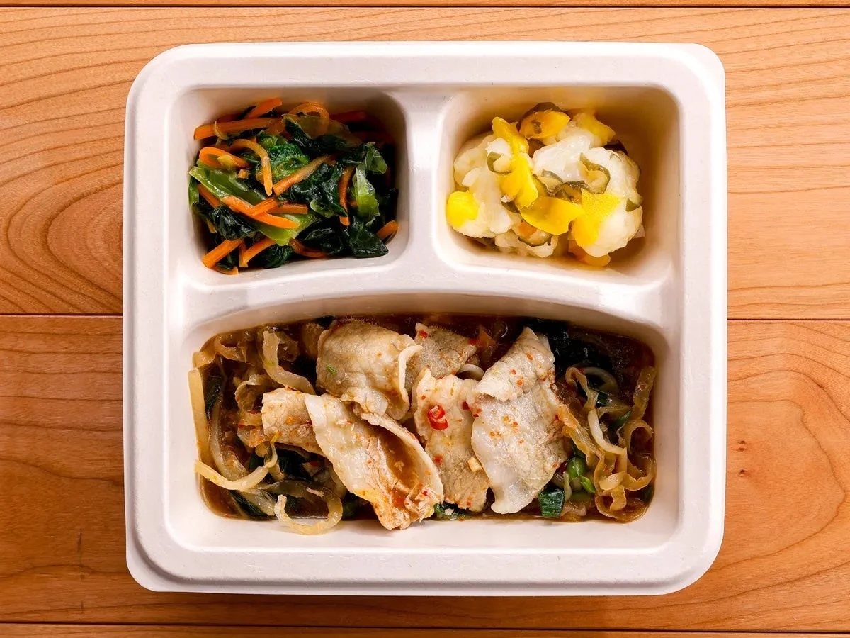 シビれる辛味のスタミナ豚しゃぶの3つに仕切られた容器入り冷凍弁当