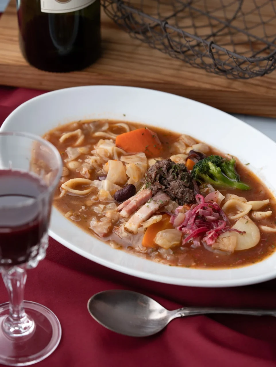 成城石井自家製 国産ビーツと牛肉のごろっと食べるボルシチ。白い皿に盛られた具だくさんスープ