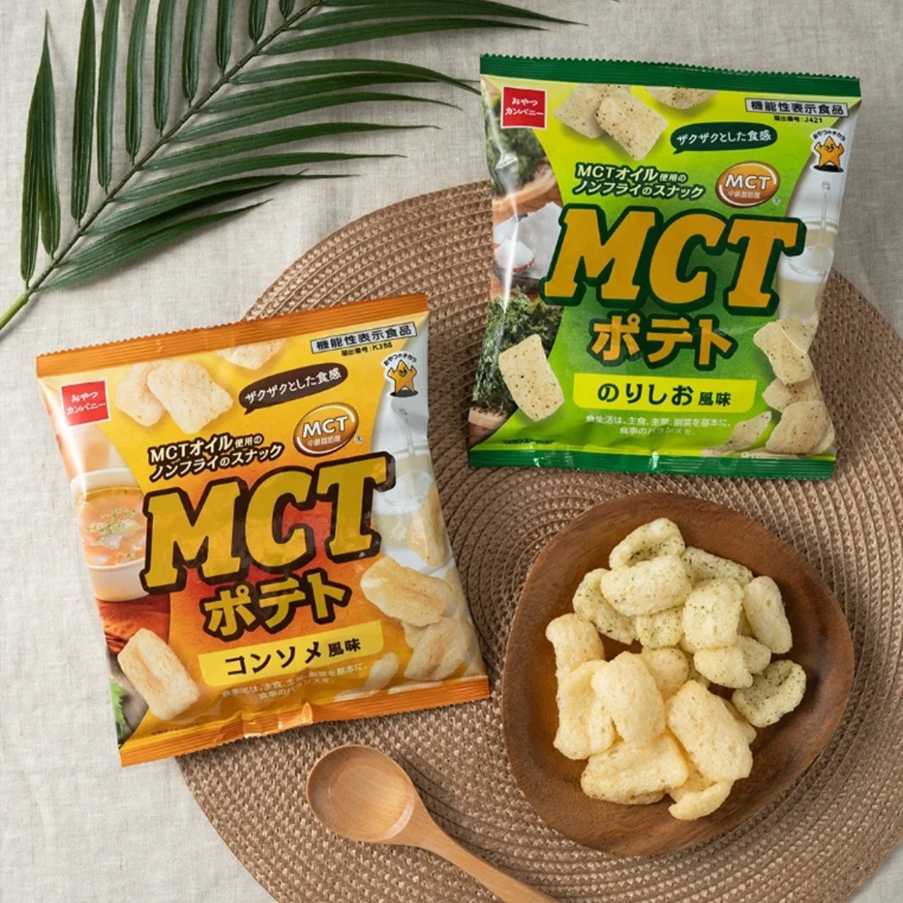 MCTポテト コンソメ風味とのりしお風味の2袋と、皿に盛ったパフスナック