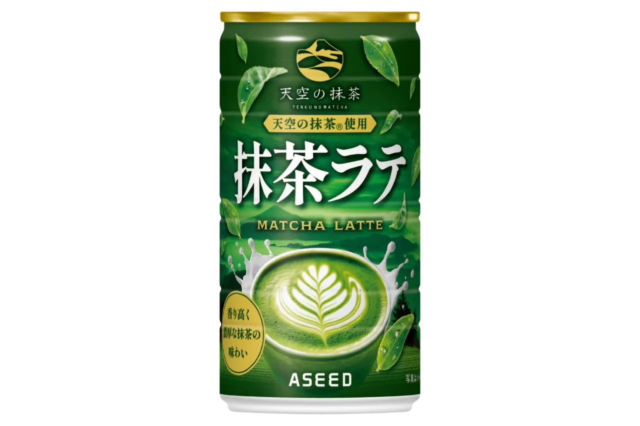 緑色の「抹茶ラテ」缶。天空の抹茶使用、ラテアートと茶葉のデザイン