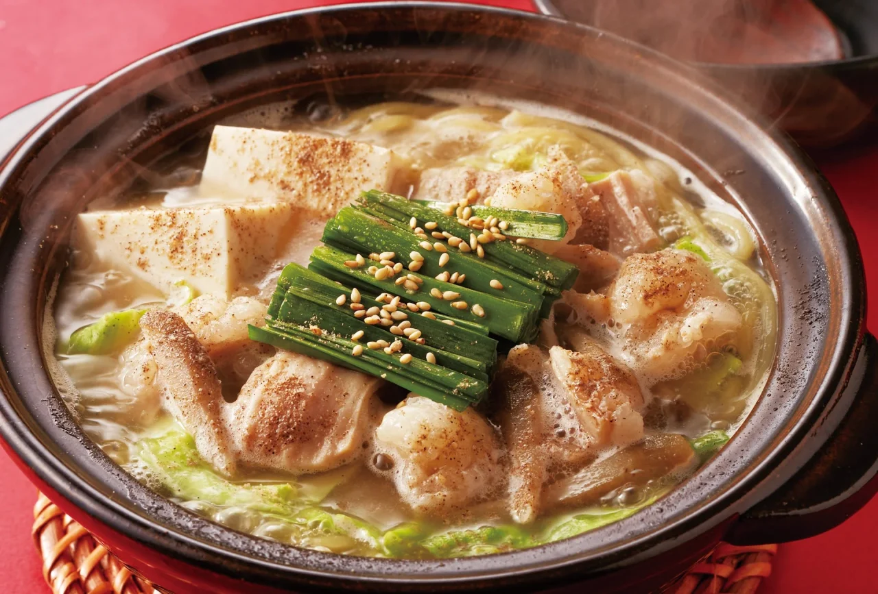 幻のコショウの博多もつ鍋定食。土鍋に豆腐とニラ、キャベツ、もつが入る