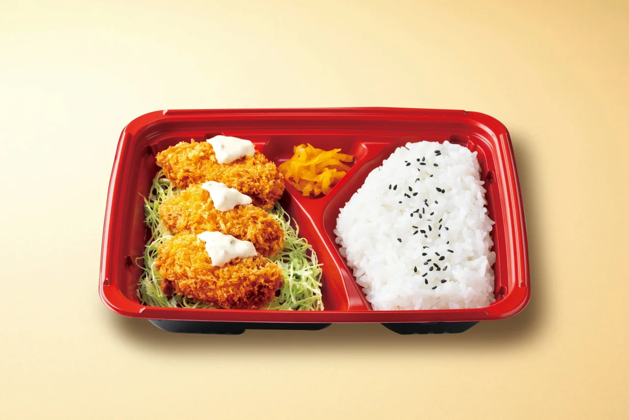 カキフライ弁当(タルタルつき)。赤い容器にカキフライ3つとご飯
