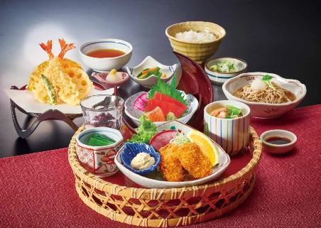 花かごサガミ膳。かごに刺身、天ぷら、かきフライ、おろしそばなどを盛り合わせた御膳
