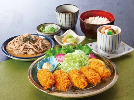 大粒かきフライ定食(お得な茶碗蒸し付)。かきフライ、そば、茶碗蒸し、ご飯