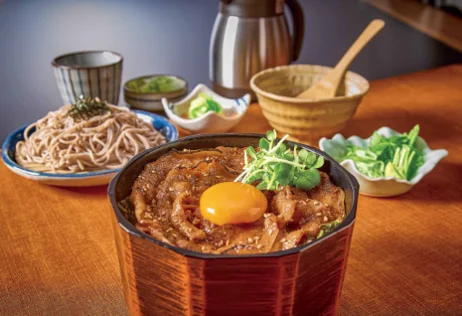 黒豚の炙り肉まぶしと麺。卵黄をのせた丼とそば、小鉢