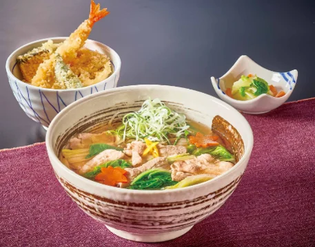 黒豚ゆず香うどんと天ぷらミニ丼。うどんと海老天丼、小鉢の膳