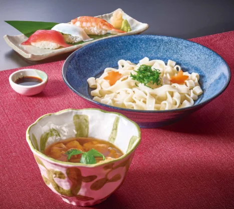 純和鶏の肉つけきしめんと寿司3貫。きしめん、つけつゆ、寿司