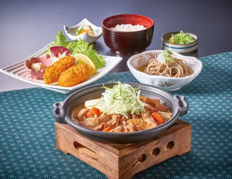 もつ煮とかきフライ定食。陶板のもつ煮、かきフライ、ご飯、そば
