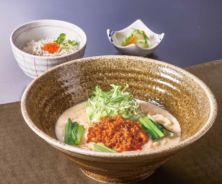 豆乳担々うどんとしらすといくらミニ丼。担々ミンチをのせたうどんと小鉢