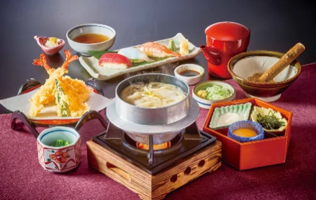 釜炊きうどん寿司和膳。釜のうどん、寿司、天ぷら、薬味などの膳