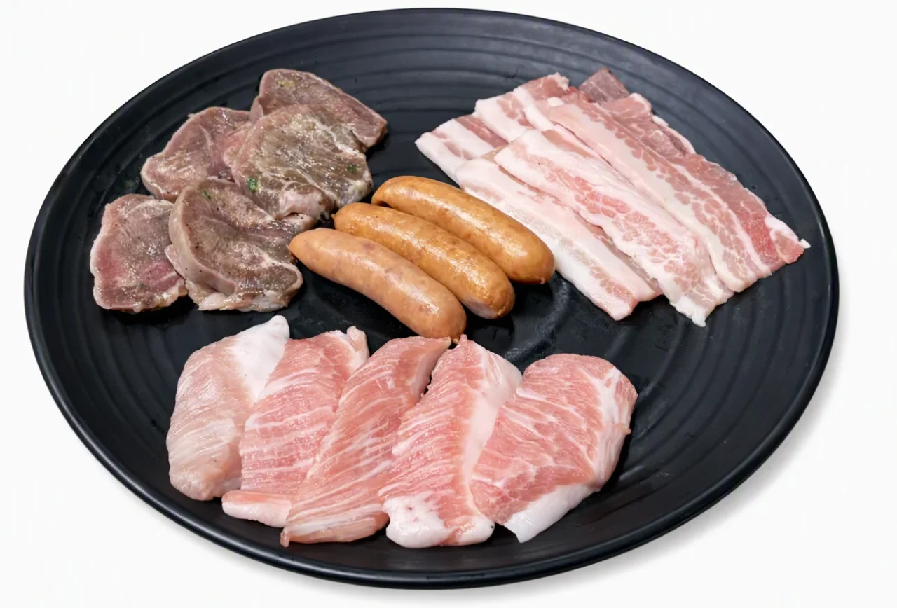 青春ブタ野郎よくばりセットの肉を黒い皿に盛り合わせた様子