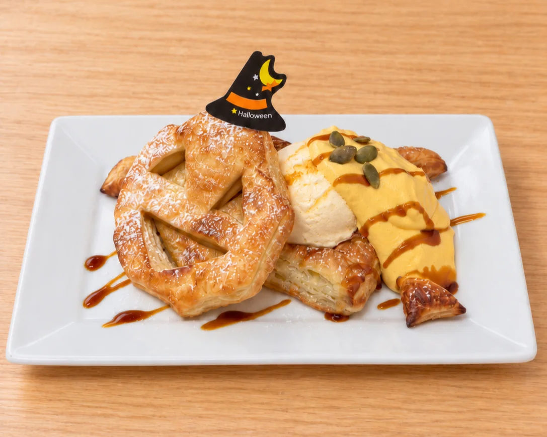 ハロウィンパイ。バニラアイスとかぼちゃクリームを添えた白い角皿