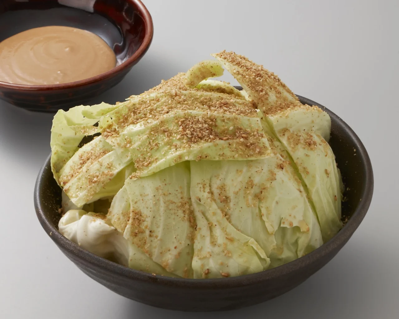 胡麻職人の無限キャベツ。すりごまをかけたキャベツとごまだれの小鉢