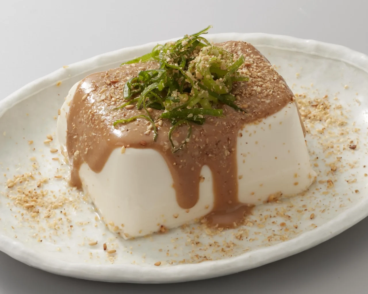 コク旨 ごまやっこ。豆腐にごまだれと刻み葉、すりごまをかけた一皿