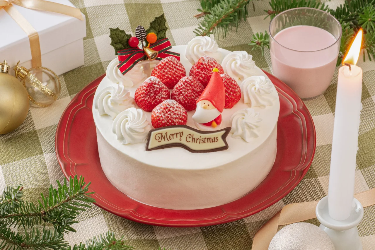 クリスマス 苺のショートケーキ。苺とサンタ、ホイップを飾った白いケーキ