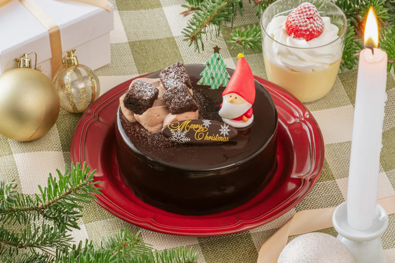 クリスマス チョコケーキ。チョコ生地にサンタとツリーの飾り