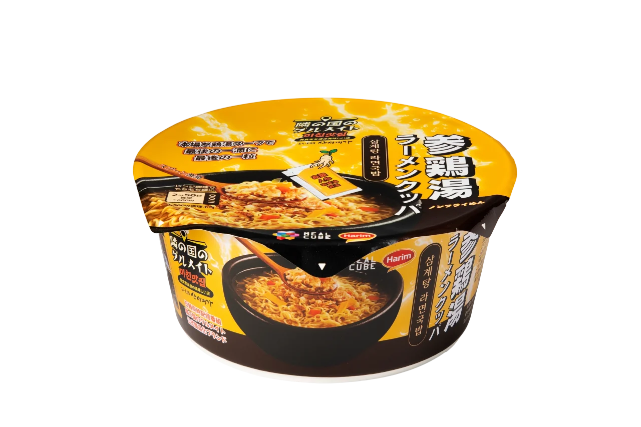 参鶏湯ラーメンクッパのカップ麺。黄色と黒のパッケージ
