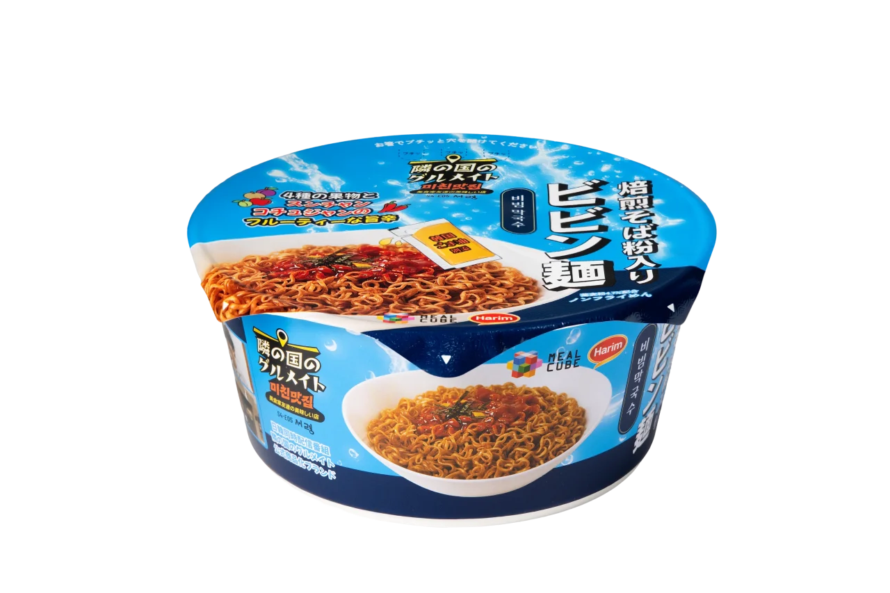 焙煎そば粉入りビビン麺のカップ麺パッケージ。青い容器に麺の写真