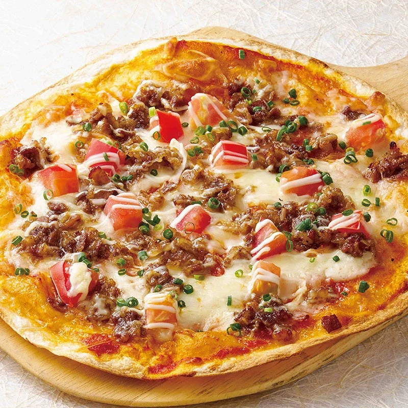 木のプレートに載ったプルコギピザ。そぼろ状の肉とチーズ、ねぎ入り