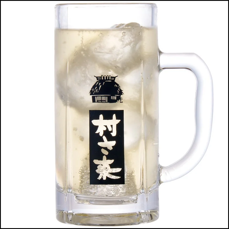 梅はちみつビネガー酎ハイ。氷入りの透明な酒が入った村さ来ロゴ入りジョッキ