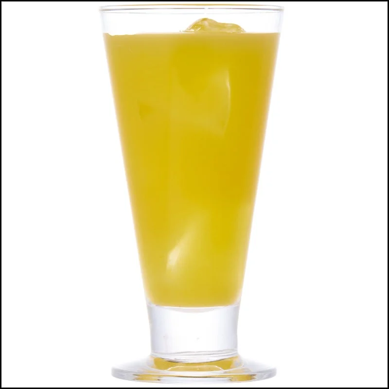 カルピスマンゴー(ノンアルコールカクテル)。氷入りの黄色い飲み物が入った脚付きグラス
