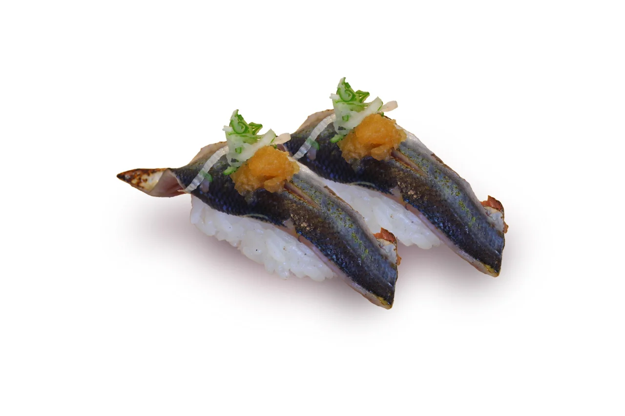 北海道産新物 炙り秋刀魚の握り2貫。おろしと青ねぎをのせた