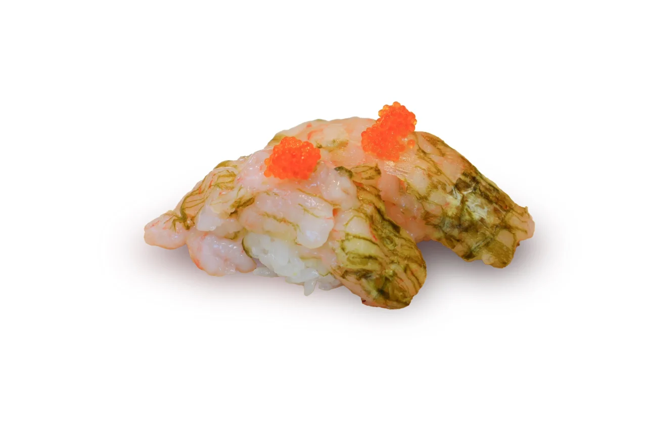 甘海老のとろろ昆布締めにぎり。とろろ昆布をまとった海老に赤い魚卵を添えた2貫
