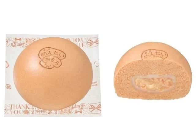 包装紙にのった丸い中華まんと、断面から中具が見える中華まん