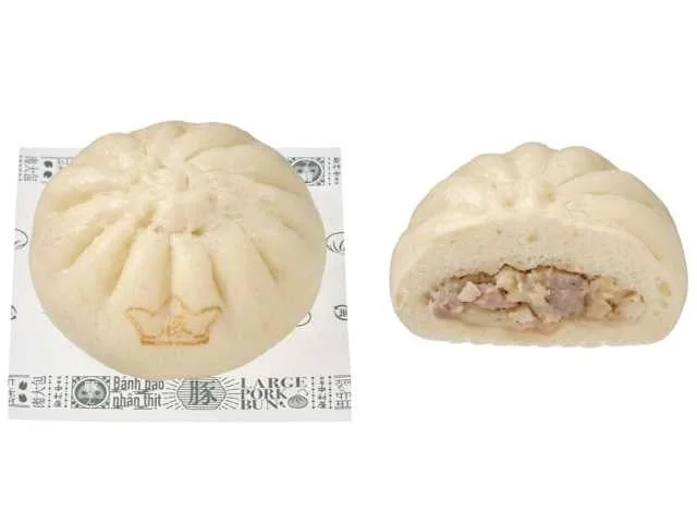 包み紙にのった大きな白い豚まんと、具が見える断面