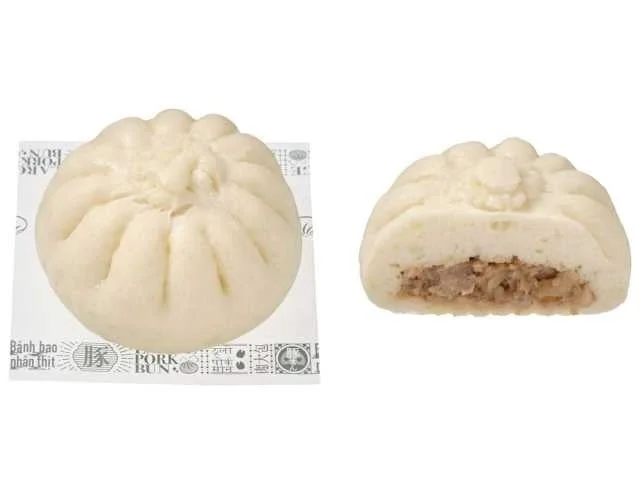 白い豚まんと、断面に肉あんが見えるカット済みの豚まん