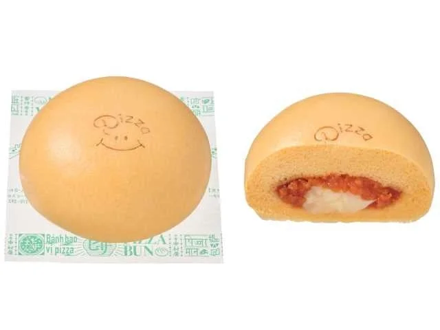 「Pizza」と刻印された丸い中華まんと断面、包み紙付き
